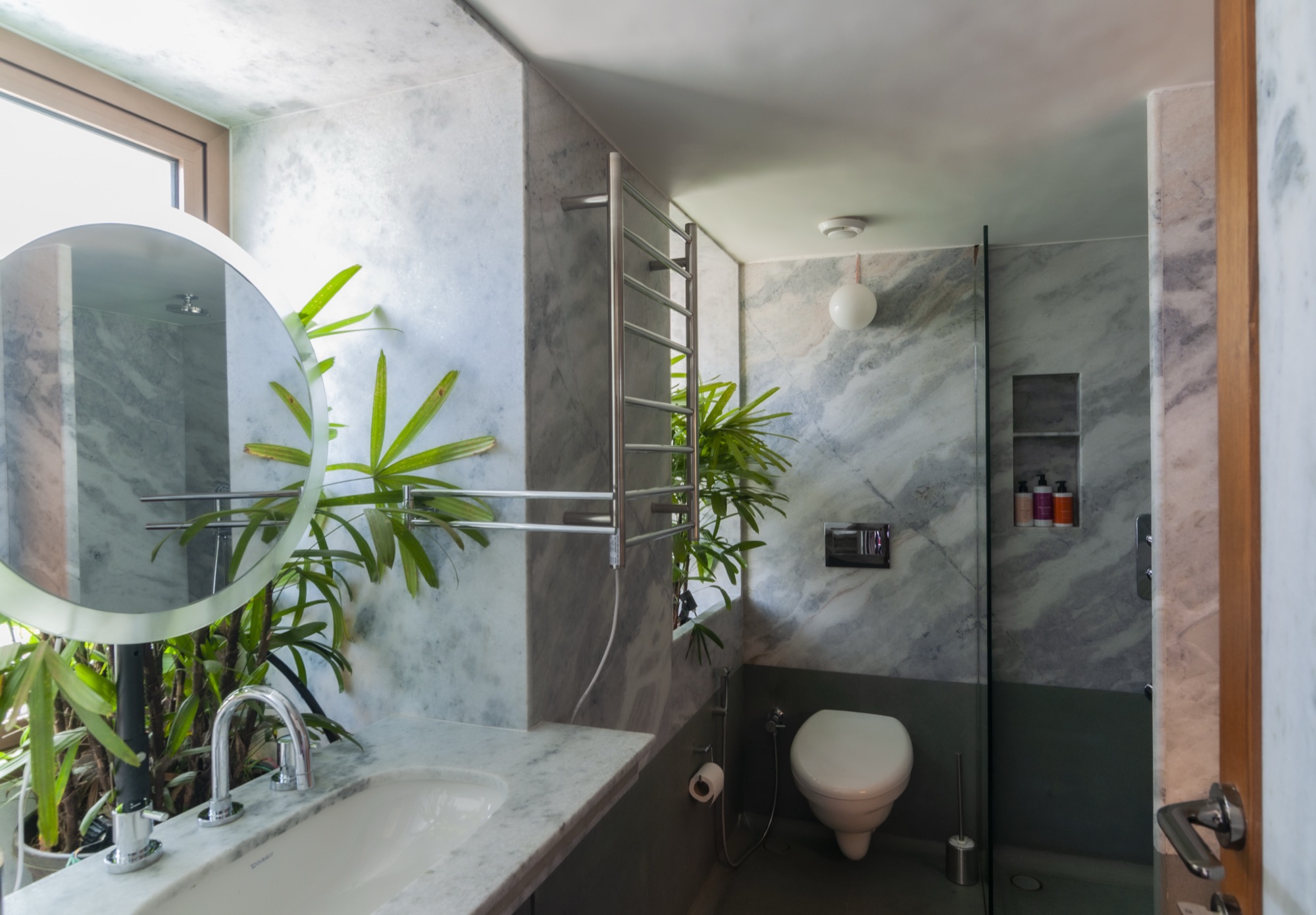 ; home, Mumbai — Residential by Studio Pomegranate