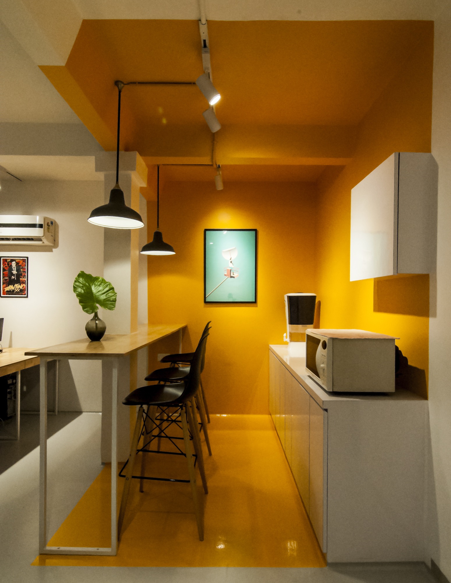 Yellow Advertising, Mumbai — Work spaces by Studio Pomegranate