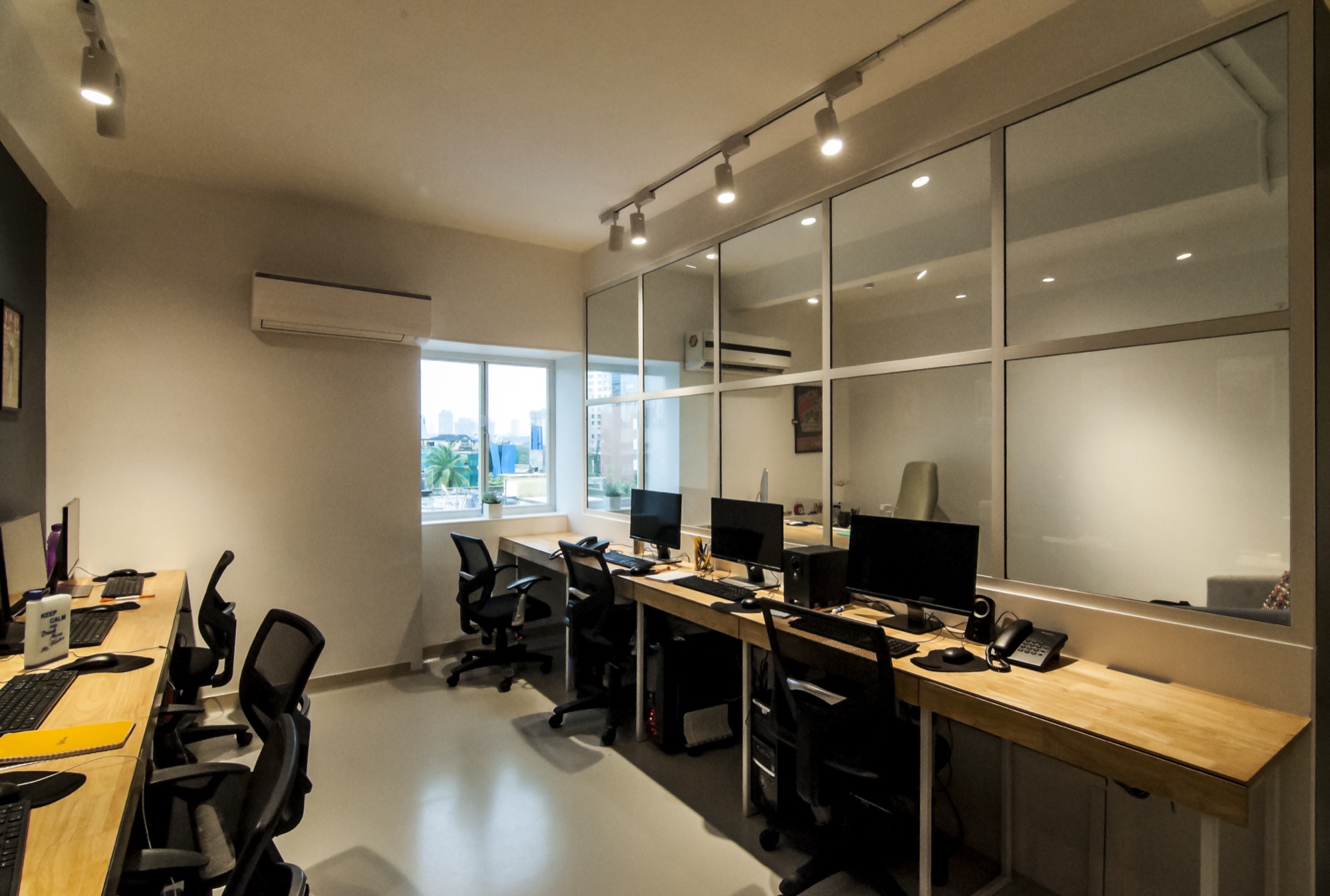 Yellow Advertising, Mumbai — Work spaces by Studio Pomegranate